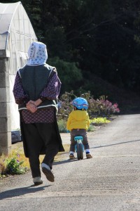 実家にて　息子と祖母